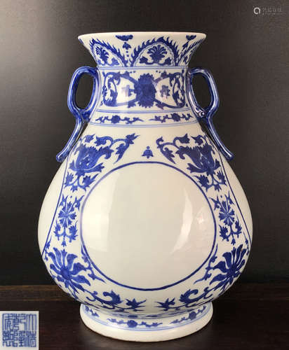 A BLUE AND WHITE FLORAL PATTERN VASE