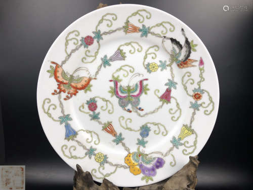 A FAMILLE-ROSE BUTTERFLY PATTERN PLATE