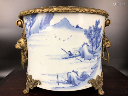 A METAL LION DECORATED BLUE AND WHITE BRUSH POT