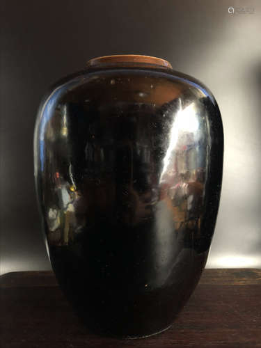 A UGYEN GLAZE VASE