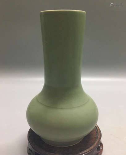 A LONGQUAN STRAIGHT NECK VASE