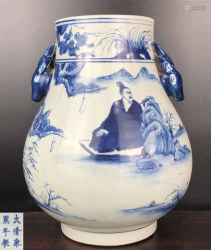 A BLUE AND WHITE DOUBEL BEAST SHAPED EARS VASE