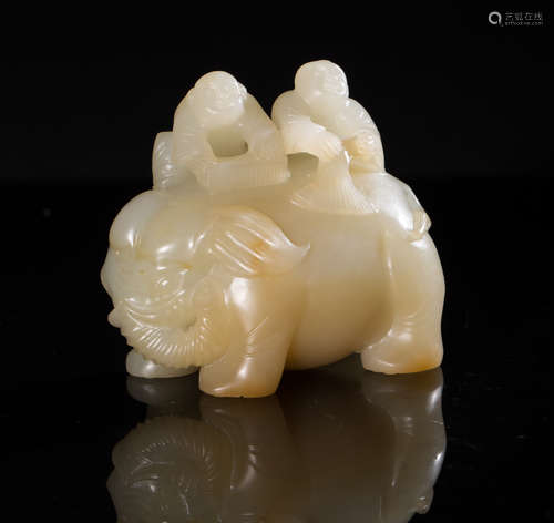 A HETIAN JADE ELEPHANT ORNAMENT