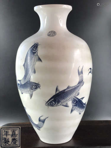 A BLUE AND WHITE FIGH PATTERN VASE