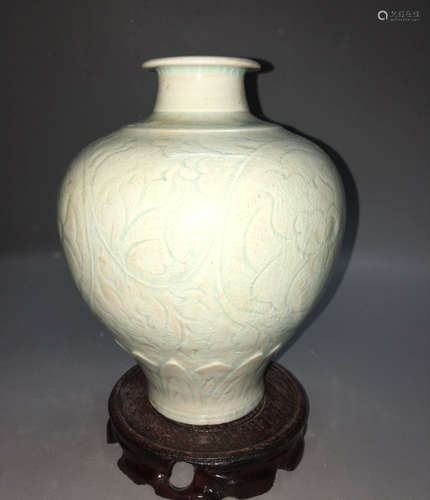 A HUTIAN FLORAL INCISED PATTERN VASE