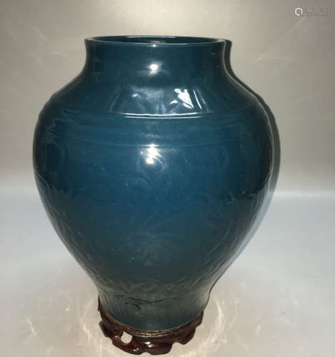 A SINGLE COLOR GLAZED FLORAL PATTERN JAR