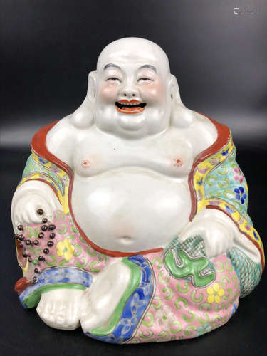 A FAMILLE-ROSE PORCELAIN LAUGHING BUDDHA FIGURE