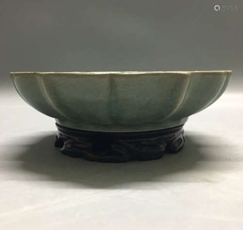 A RUYAO FENQING CELADON FLORAL SHAPED WASHER