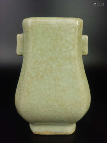 A GE-TYPE GLAZE DOUBLE-EARS VASE