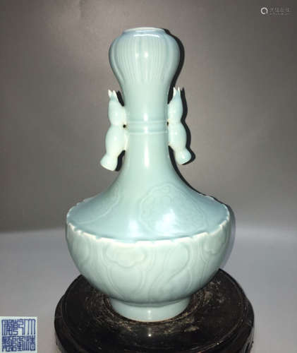 A SKY-CELADON GLAZED GARLIC-HEAD SHAPED VASE