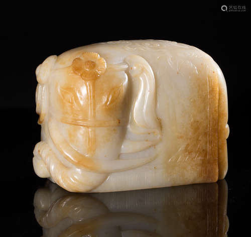 A HETIAN JADE LUCKY ELEPHANT ORNAMENT