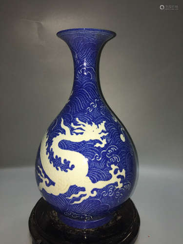 A BLUE GLAZED WHITE DRAGON PATTERN PEAR SHAPED VASE