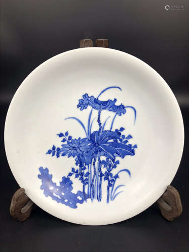 A BLUE AND WHITE LOTUS PATTERN PLATE