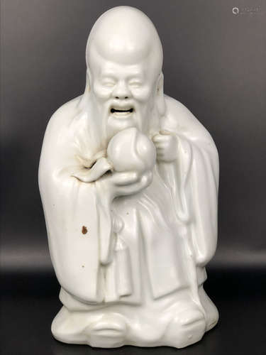 A PORCELAIN SHOU FIGURE STATUE