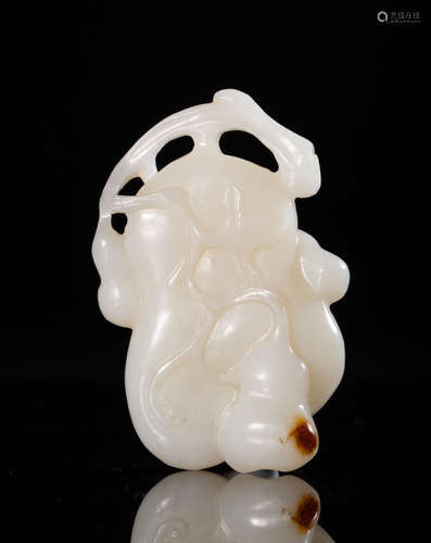 A HETIAN JADE MELON SHAPED PENDANT