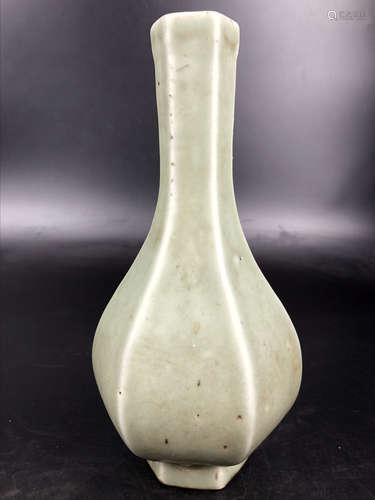 A SINGLE GLAZE SIX-SIDE VASE