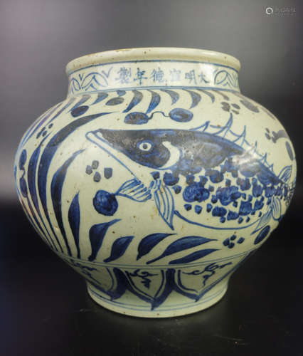 A BLUE AND WHITE FISH PATTERN JAR