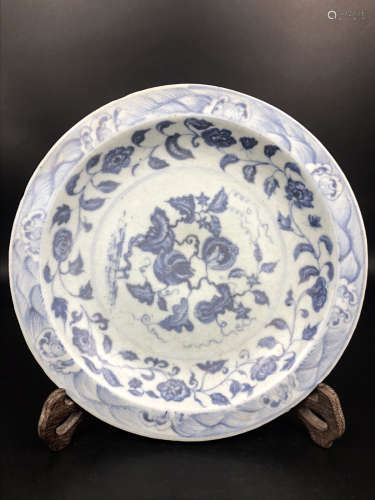 A BLUE AND WHITE FLORAL PATTERN PLATE