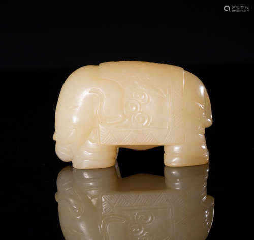 A HETIAN JADE ELEPHANT SHAPED INCENSE HOLDER