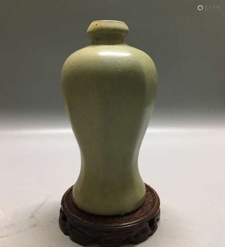 A RUYAO FENQING CELADON MEI VASE