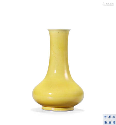 黄釉长颈瓶