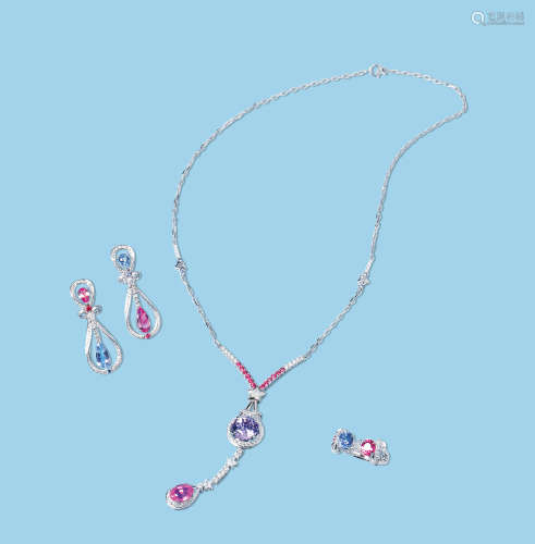 周小靖设计 总重13.57克拉 天然粉色及蓝色尖晶石配钻石项链、耳环及戒指套装