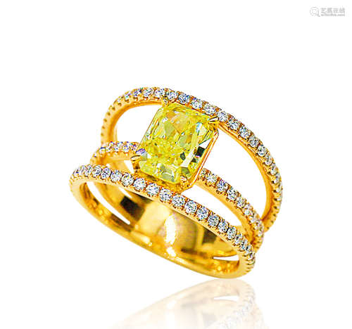 2.32克拉 天然彩黄色VS1净度钻石配钻石戒指