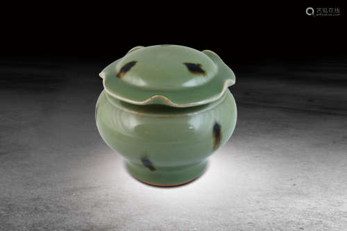 明  龍泉鷓鴣斑釉荷葉邊蓋罐