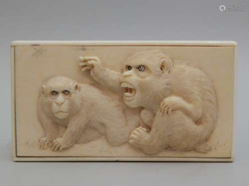 Boîte rectangle en ivoire, au décor de deux singes...