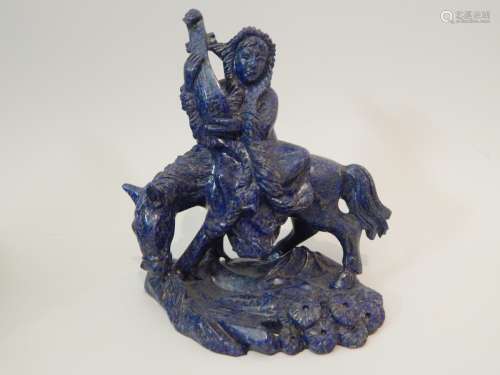 Sculpture en lapis lazuli représentant un personna...