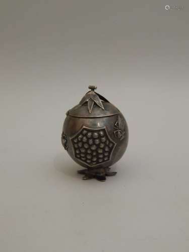Boîte en métal argentifère en forme de grenade. H ...