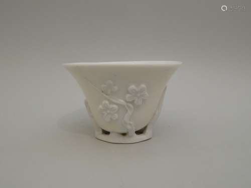 Coupe en porcelaine “blanc de Chine” à décor en re...
