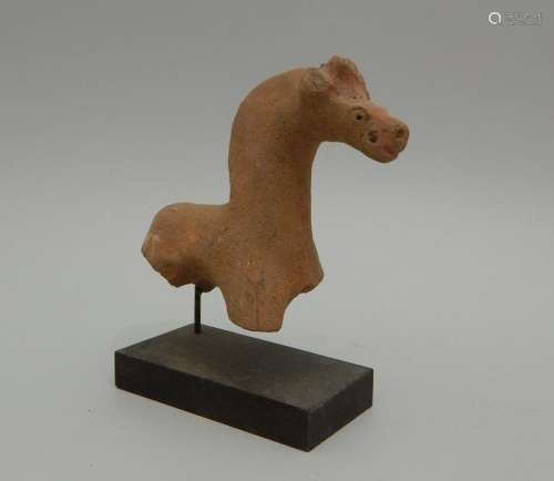 Fragment de cheval en terre cuite. L : 10 x 12 cm....