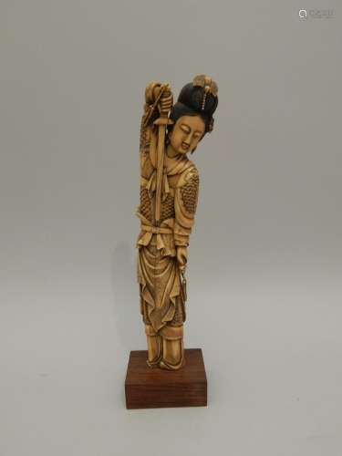 Ivoire sculpté représentant une femme tenant une é...