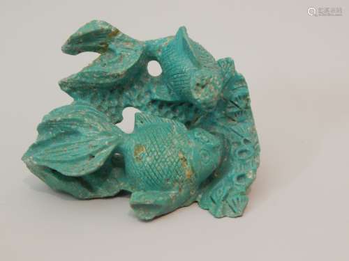 Sculpture en turquoise représentant deux poissons ...