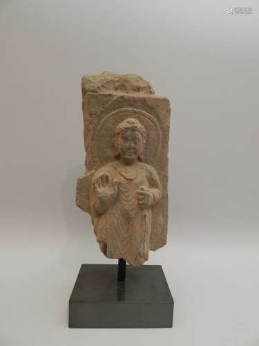 Fragment de stèle figurant un Bouddha exécutant de...