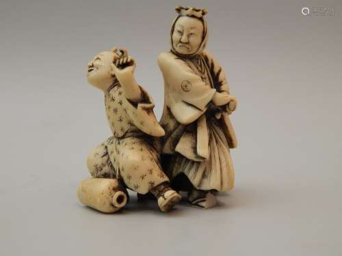 Groupe de deux personnages en ivoire. Japon, H : 6...