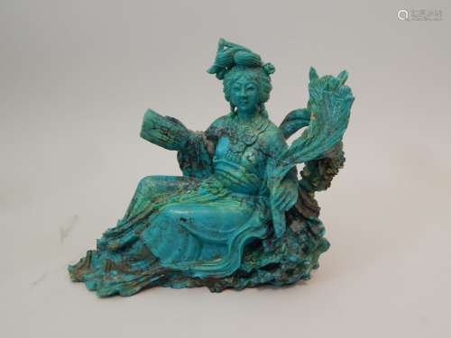 Sculpture en turquoise représentant une femme lett...