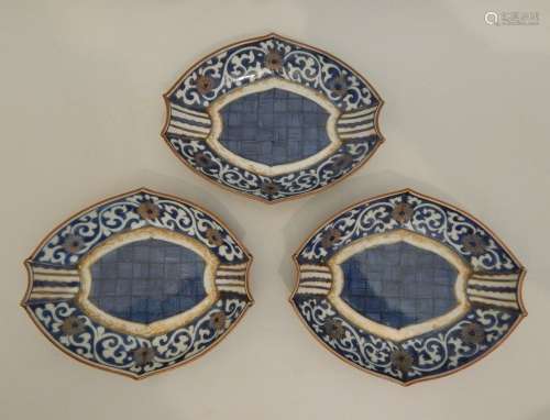 Trois coupes de forme navette en porcelaine “bleu ...