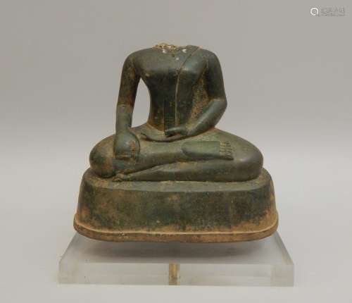 Corps de Bouddha acéphale assis exécutant le geste...