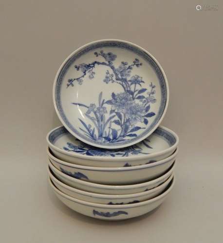 Six coupes en porcelaine “bleu blanc” à décor de c...