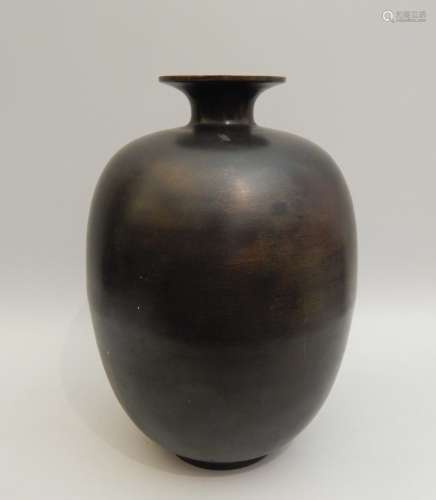 Vase ovoïde en bronze. Japon, XXe siècle. H : 29 c...