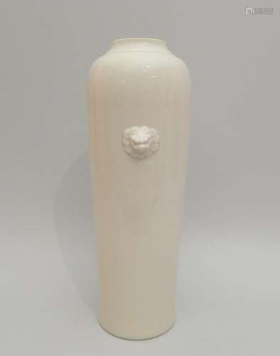 Vase en porcelaine “blanc de Chine” de couleur ivo...