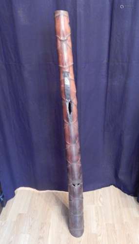 Instrument de cérémonie (?) en bambou. L : 128 cm....