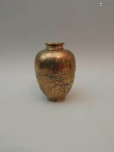 Vase en bronze doré à décor niellé de fleurs. Japo...
