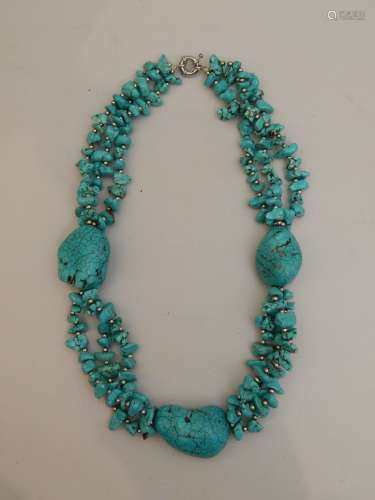 Collier composé de perles de turquoise. XXe siècle...