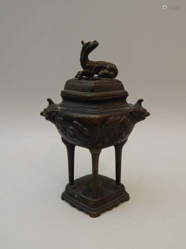 Brûle parfum en bronze. H : 19 cm. XXe siècle.B...