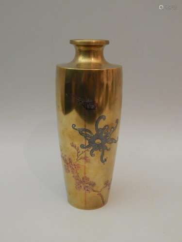 Vase en bronze doré à décor niellé de fleurs et d’...