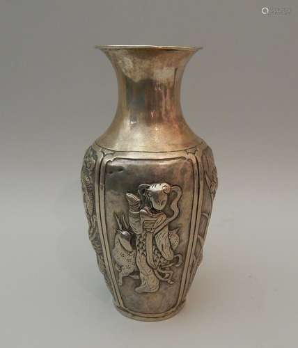 Vase en métal argentifère. H : 17 cm. XXe siècle....