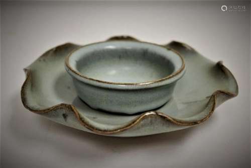 A Chinese yuan Jun-yao porcelain bowl with underplate